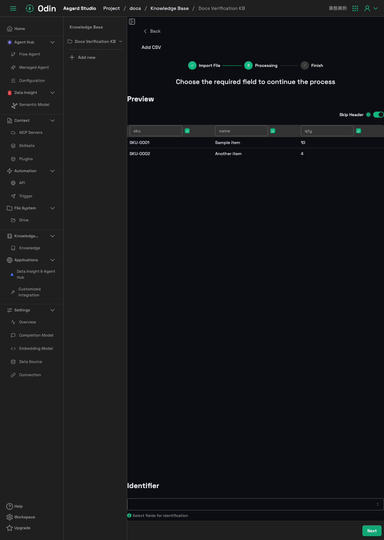 Manual Upload で CSV をアップロードする Processing ステップ。列のプレビュー、Skip Header の切り替え、Identifier の項目が表示されている